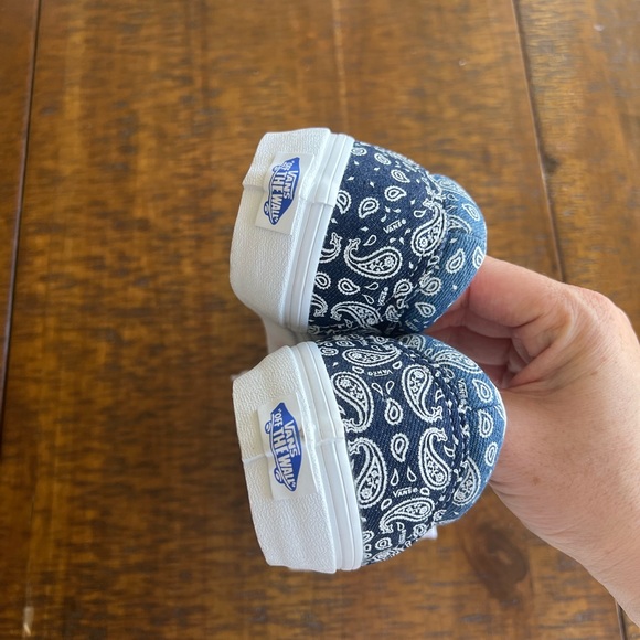 ✨SALE✨ EUC Vans Bandana print sneakers ✨SALE✨ - Picture 8 of 9